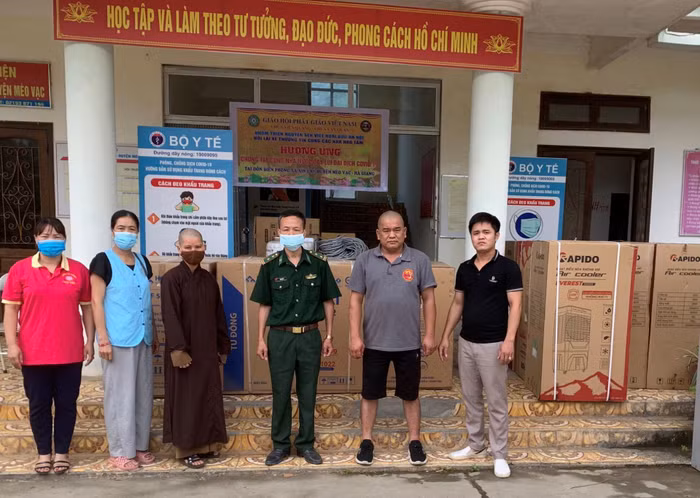 Sư cô Thích nữ Phổ Chiếu cùng đoàn thiện nguyện trao quà tại Đồn Biên phòng Xín Cái, Hà Giang