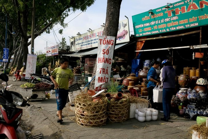 Đoạn đường này được cho thuê chủ yếu là để kinh doanh hàng gốm sứ, cây cảnh...