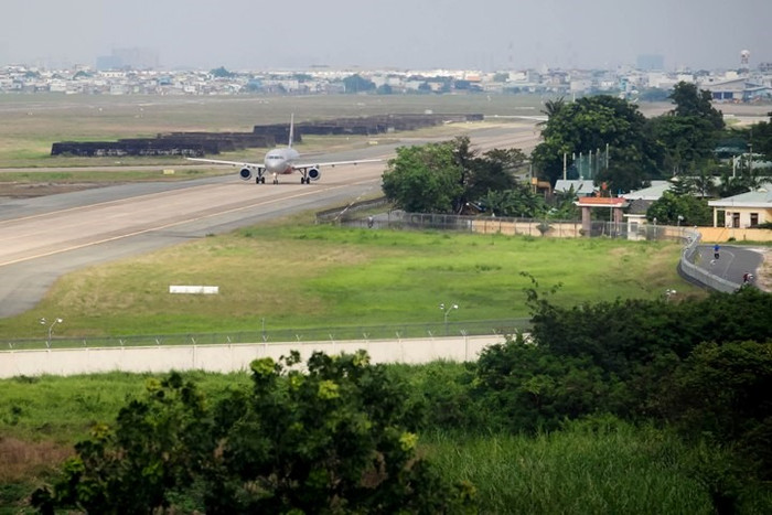 Diện tích đất tại sân bay Tân Sơn Nhất khoảng 1.060,8 ha, trong đó quốc phòng đang quản lý là 489,03 ha (phía Bắc 257,26 ha, phía Nam 231,77 ha), đất hàng không dân dụng quản lý 107,18 ha, đất dùng chung là 464,29 ha (quân sự 15,26 ha, hàng không dân dụng 448,97 ha).