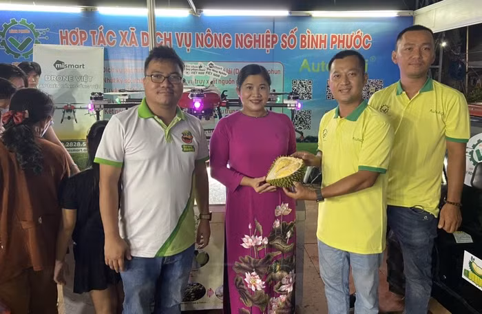 Phó Bí thư Tỉnh ủy, Chủ tịch UBND tỉnh Bình Phước Trần Tuệ Hiền (thứ 3, phải sang) đến xem sầu riêng cấp đông được triển lãm tại gian hàng của HTX Dịch vụ nông nghiệp số Bình Phước.