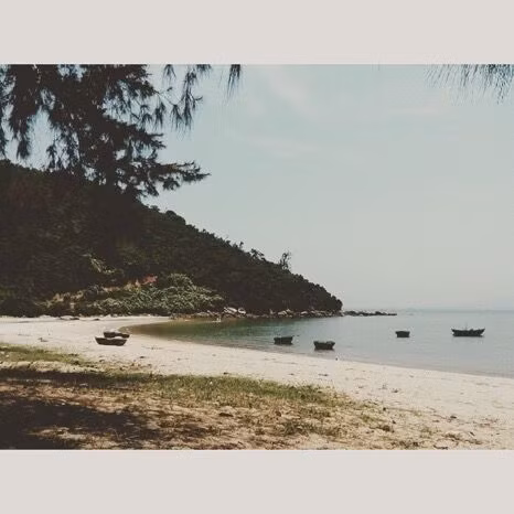 Ngôi làng quê giữa biển, lộng những cơn gió với màu mây trời tinh khiết xanh trong – IG: b_wild_flower