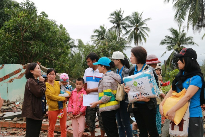 Bà Hồ Thị Thanh Lâm, Chủ tịch Hội Bảo trợ Người khuyết tật, Quyền trẻ em và Bệnh nhân nghèo tỉnh Quảng Nam cùng đại diện Novaland trao quà cho các hộ bị sập nhà và bị thương tại xã Đảo Tam Hải (Núi Thành, Quảng Nam).