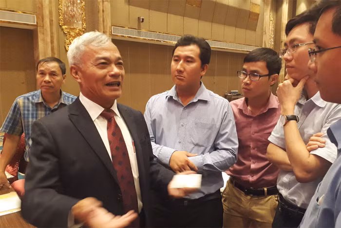 Ông Nguyễn Văn Đạt, Tổng Giám đốc Tổng công ty trao đổi với nhà đầu tư bên lề hội thảo