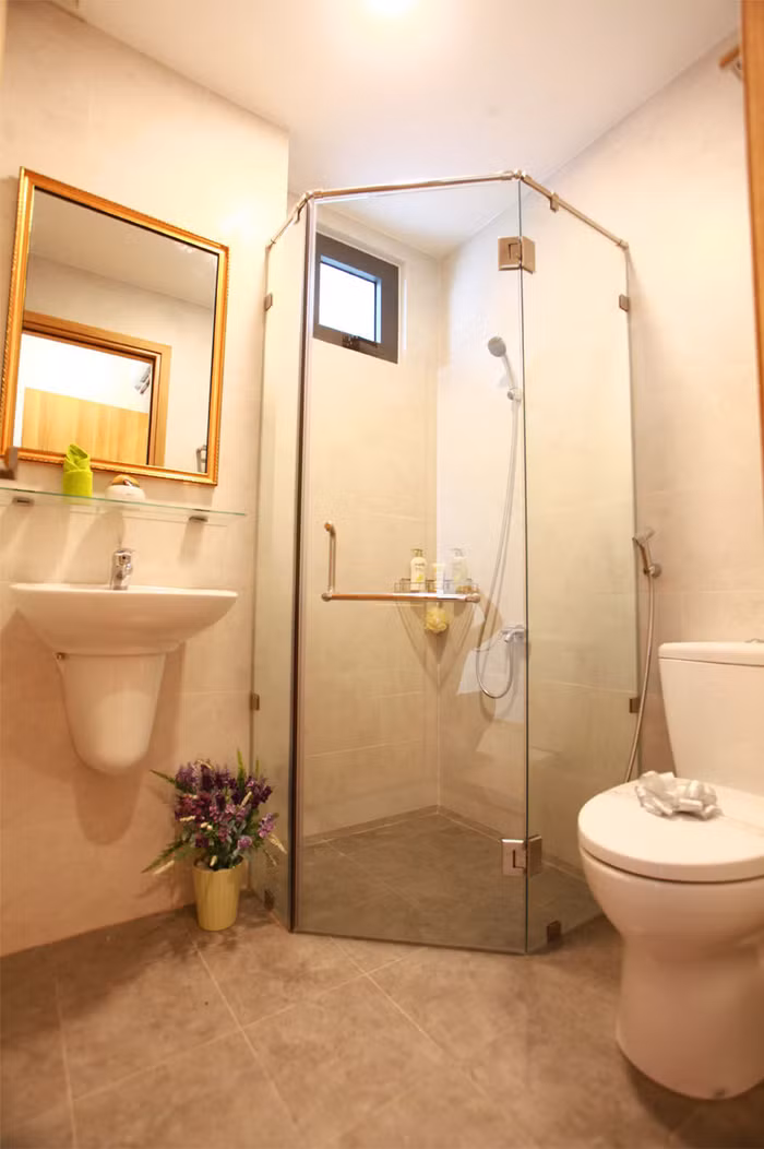Nhà vệ sinh được hoàn thiện và trang bị đầy đủ như trong hình với Lavabo, bồn cầu TOTO, thiết bị van vòi Caesar, gương soi có khung, vách tắm kính cường lực… Tất cả đều là hàng nhập khẩu chính hãng.