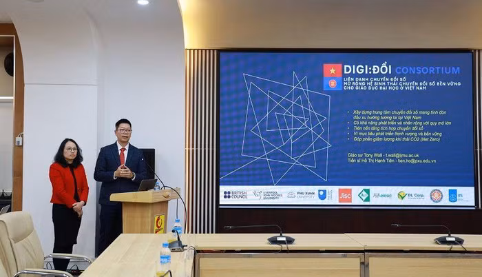 Diễn giả TS.Hồ Thị Hạnh Tiên, Hiệu trưởng Trường ĐH Phú Xuân và Ông Nguyễn Tiến Đông Đại diện dự án trình bày tham luận “Liên doanh chuyển đổi số mở rộng hệ sinh thái chuyển đổi số bền vững cho giáo dục đại học Việt Nam”