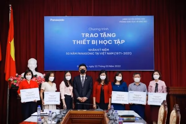 Panasonic hỗ trợ thiết bị học tập và tủ sách tại các trường học ở ba địa phương