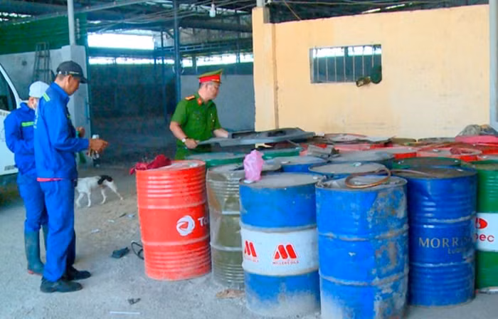Số lượng lớn xăng, dầu không rõ nguồn gốc được lực lượng Công an tỉnh Khánh Hòa tổ chức tiêu hủy