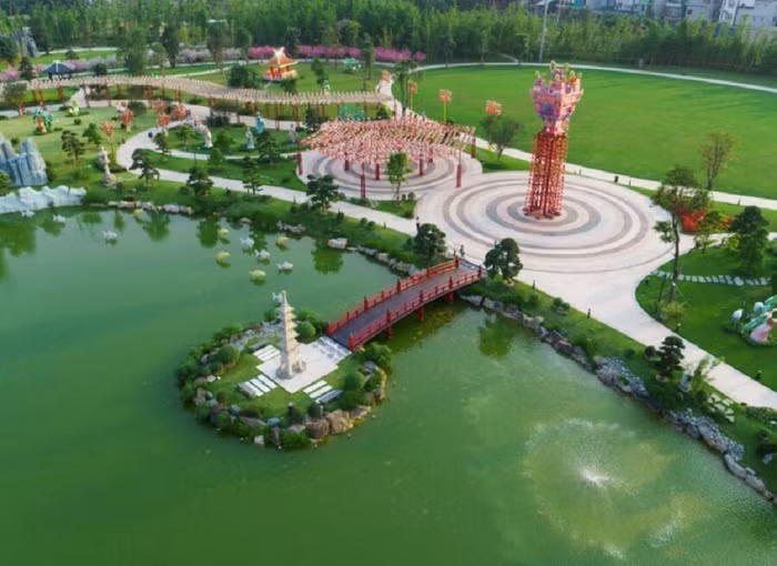 Thành phố quốc tế của những công dân toàn cầu Vinhomes Smart City (280ha) trải dọc bộ ba công viên liên hoàn 16.3 ha, nổi bật với công viên Nhật Bản được đầu tư tỉ mỉ
