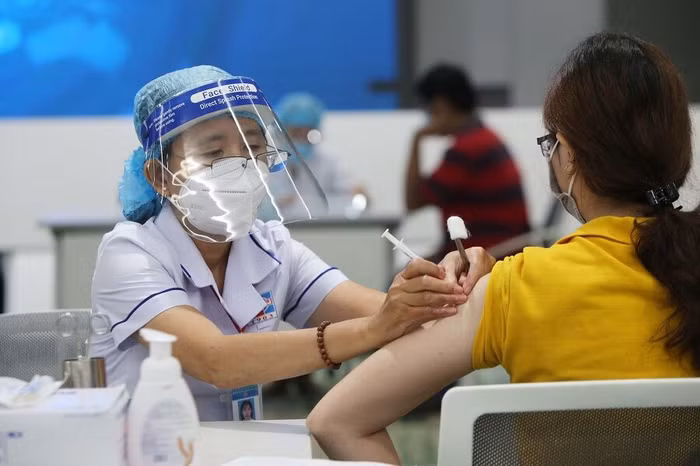 Với việc đẩy mạnh tiêm vắc xin phòng Covid-19 số ca nhiễm có xu hướng giảm mạnh từng ngày