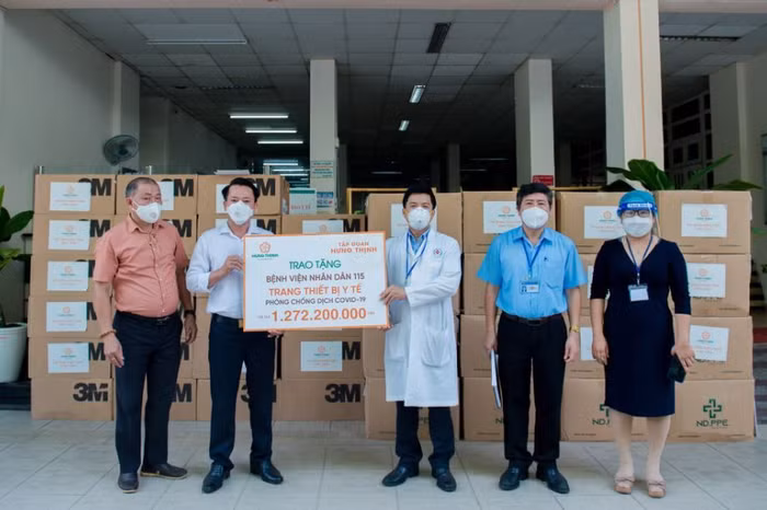 Đại diện Tập đoàn Hưng Thịnh hỗ trợ trang thiết bị y tế cho Bệnh viện Nhân dân 115