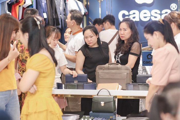 Khách tham quan showroom thời trang Caesa tại lễ khai trương Khách tham quan showroom thời trang Caesa tại lễ khai trương