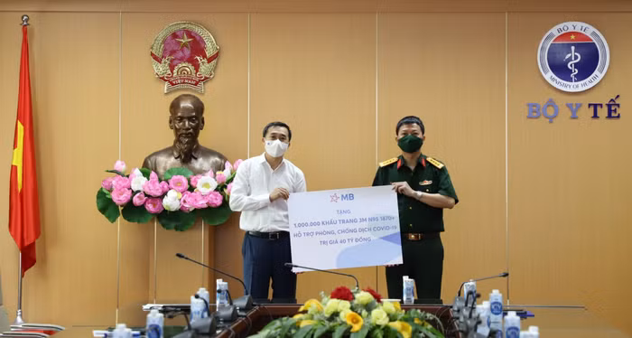 TS Trần Văn Thuấn – Thứ trưởng Bộ Y tế (bên trái) tiếp nhận món quà từ MB