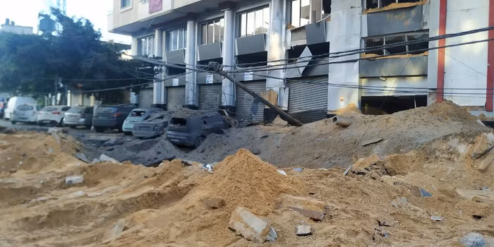 Đường phố bị trúng bom xuyên có điều khiển của Israel