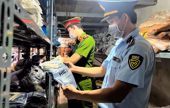 Hàng chục nghìn sản phẩm các loại nghi là hàng giả được lực lượng chức năng phát hiện