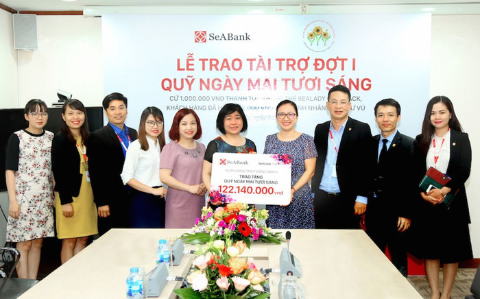 SeABank trao tiền ủng hỗ quỹ “Ngày mai tươi sáng”