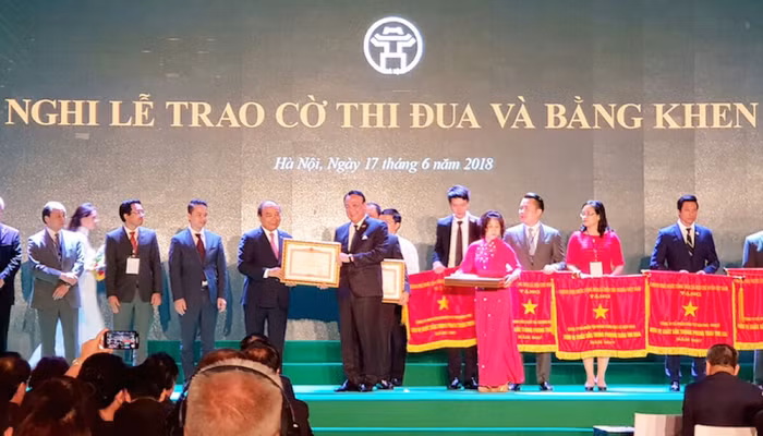 Tân Hoàng Minh đón nhận bằng khen của Thủ tướng Chính phủ