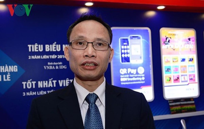 Mỗi ngân hàng Việt đang phải dùng cả nghìn người để đếm tiền mặt ảnh 1