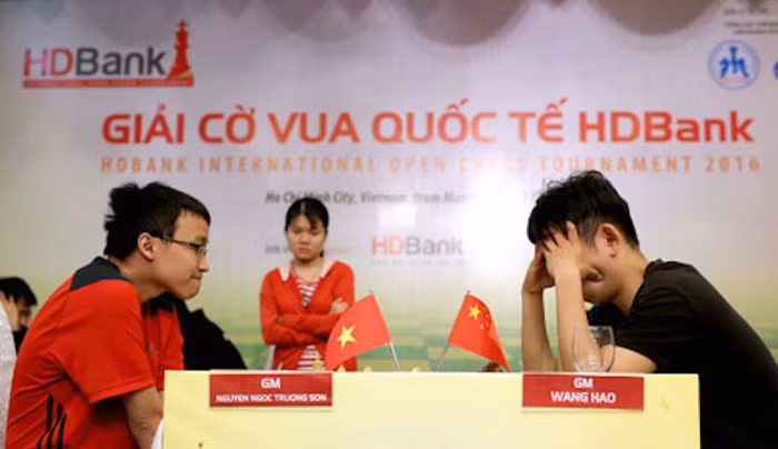 Sandro Mareco “hút hồn” fan nữ tại đấu trường Cờ vua Quốc tế HDBank