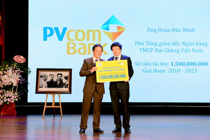 PVcomBank trao học bổng 1,5 tỷ đồng cho sinh viên ĐH Kinh tế Quốc dân