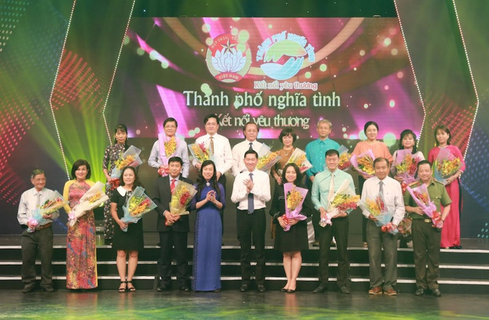 HDBank tặng 1 tỷ đồng cho Quỹ vì người nghèo TP HCM ảnh 1