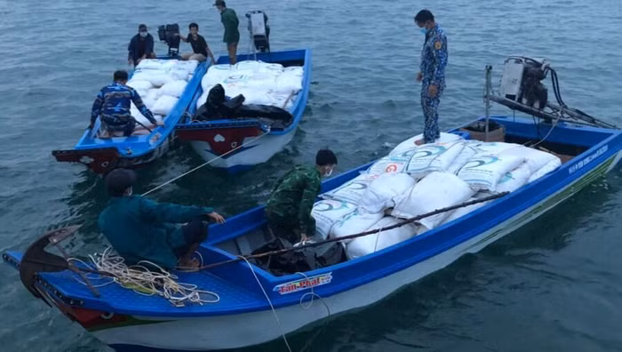 Lực lượng chức năng bắt giữ phương tiện chở hàng hóa bất hợp pháp tại vùng biển Kiên Giang