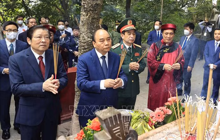 Chủ tịch nước Nguyễn Xuân Phúc cùng lãnh đạo Đảng, Nhà nước dâng hương tại Lăng Vua Hùng. Ảnh: Thống Nhất/TTXVN