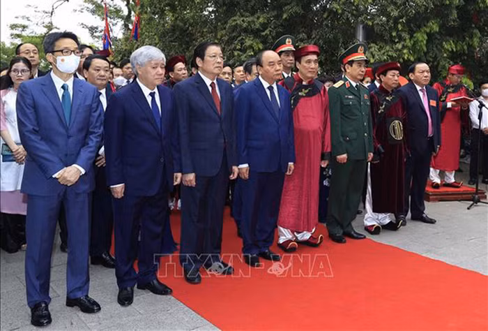 Chủ tịch nước Nguyễn Xuân Phúc cùng lãnh đạo Đảng, Nhà nước dự lễ dâng hương tại Đền Thượng trong Khu di tích lịch sử quốc gia đặc biệt Đền Hùng (tỉnh Phú Thọ). Ảnh: Thống Nhất/TTXVN.