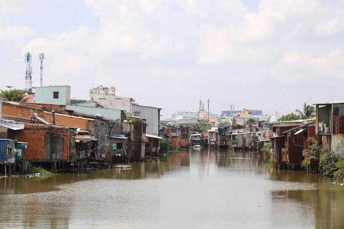 Dọc tuyến rạch Xuyên Tâm (quận Bình Thạnh). Ảnh: Người Lao động