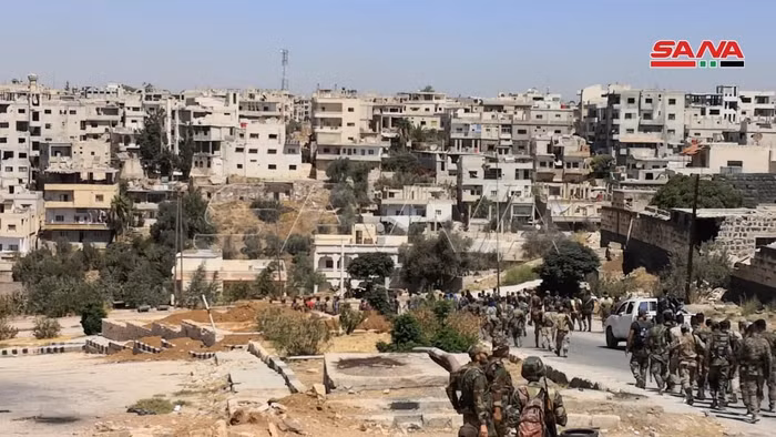 Quân đội Syria tiến vào Daraa thực hiện thỏa thuận hòa giải xung đột.