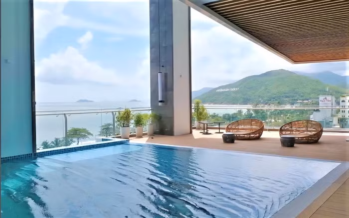 Bể bơi với ban công kính hướng biển tọa lạc tại tầng 4 khách sạn (Ảnh: FLC City Hotel Beach Quy Nhơn)