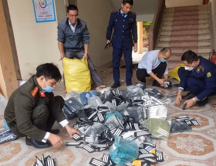 Lực lượng chức năng thu giữ hàng nghìn sản phẩm giả nhãn hiệu