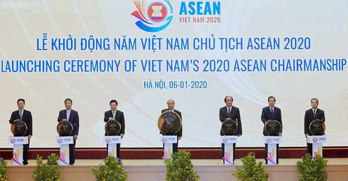 Ông Phạm Đức Long - Tổng Giám đốc VNPT (ngoài cùng bên phải) cùng tham gia bấm nút khai trương trang thông tin điện tử ASEAN 2020