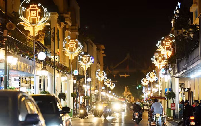 Phố phường Hà Nội trang hoàng đón Tết
