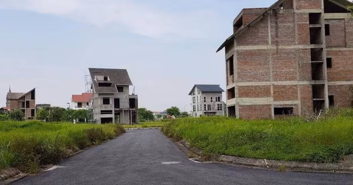 Nhiều biệt thự tại New House City mới chỉ xây xong phần thô trong nhiều năm qua