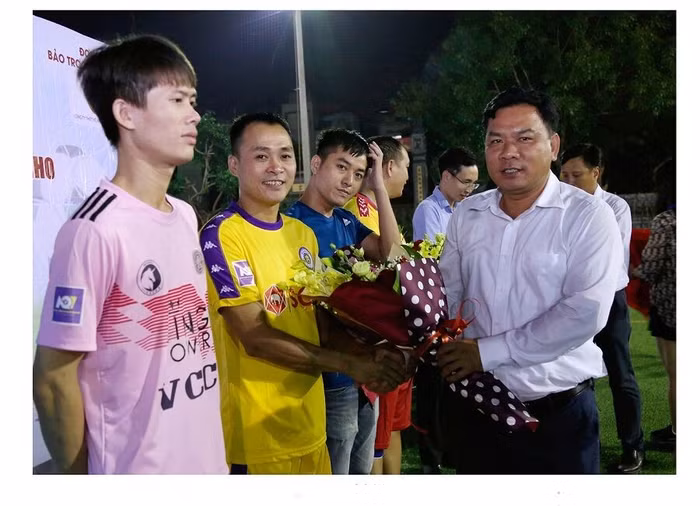 Đại diện đơn vị tài trợ Truyền thông tặng hoa cho đại diện các đội bóng