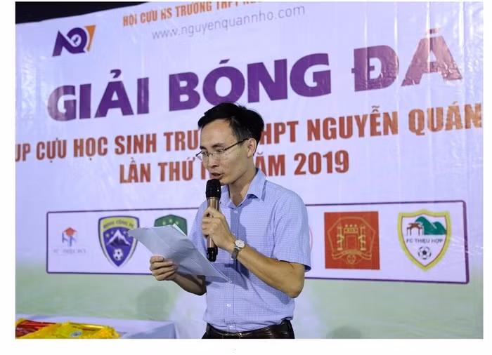 Anh Đỗ Viết Tuân – Chủ tịch hội Cựu học sinh đọc điều lệ giải