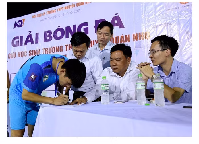 Các cầu thủ ký cam kết với ban tổ chức