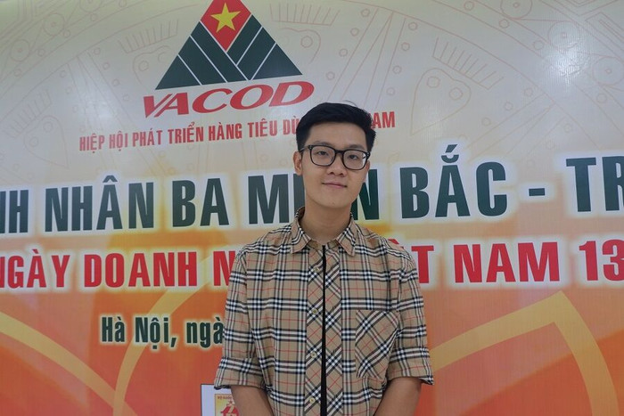 Nguyễn Đức Minh – có thể sẽ là người kế nhiệm thế hệ thứ 3 của Tiến Nông, tại chương trình “Giao lưu Doanh nhân 3 miền Bắc – Trung Nam” do Hiệp hội Phát triển hàng tiêu dùng Việt Nam tổ chức nhân kỷ niệm ngày Doanh nhân Việt Nam 13/10 Nguyễn Đức Minh – có thể sẽ là người kế nhiệm thế hệ thứ 3 của Tiến Nông, tại chương trình “Giao lưu Doanh nhân 3 miền Bắc – Trung Nam” do Hiệp hội Phát triển hàng tiêu dùng Việt Nam tổ chức nhân kỷ niệm ngày Doanh nhân Việt Nam 13/10