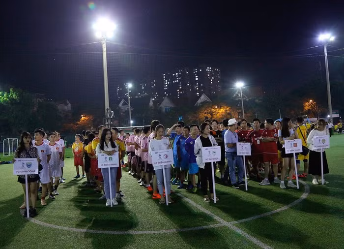Các đội bóng tham dự giải