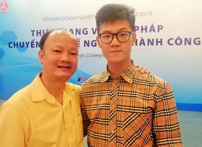 CEO Nguyễn Hồng Phong và con trai Đức Minh (ảnh Khánh An) CEO Nguyễn Hồng Phong và con trai Đức Minh (ảnh Khánh An)