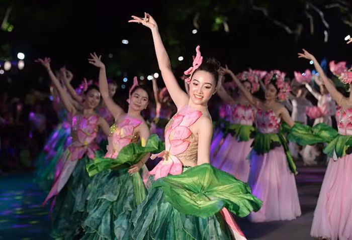 Màn múa sen tại lễ diễu hành. Ảnh: Thành Đạt - TTXVN