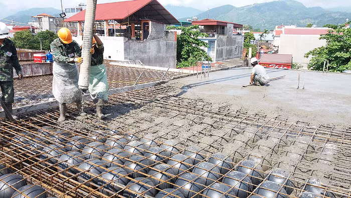 Với công nghệ BubbleDeck, việc thi công tấm sàn có thể tiết kiệm tới 50% lượng bê tông so với sàn truyền thống