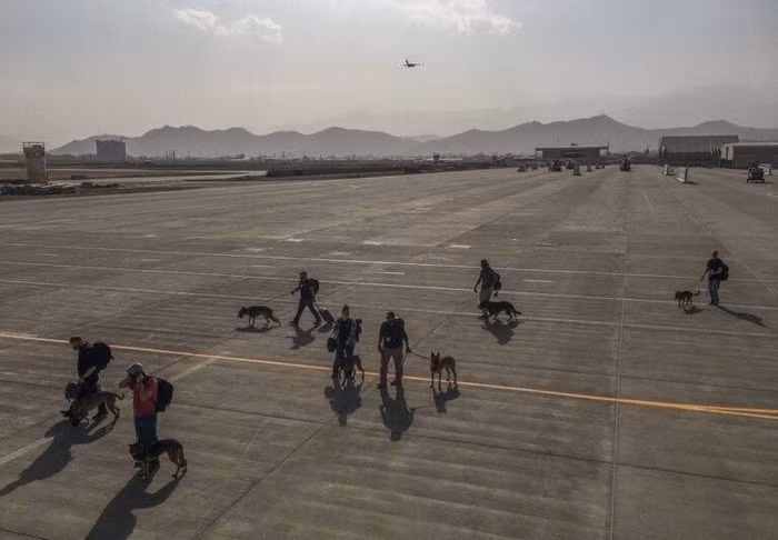 Lính Mỹ trên sân bay Kabul.