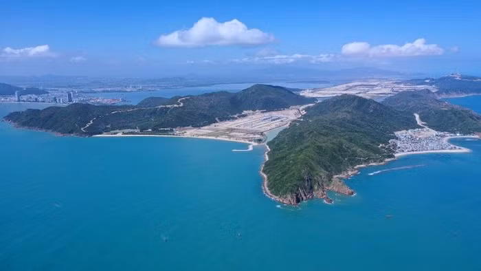 Bán đảo Hải Giang có vị trí độc nhất vô nhị với vịnh biển hướng mình về phía Nam trong khi các vịnh biển khác ở Bình Định chủ yếu quay về Đông