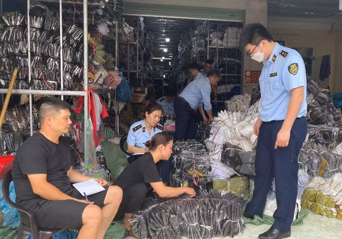 Hàng nghìn sản phẩm quần áo bất hợp pháp được lực lượng QLTT tỉnh Thái Nguyên phát hiện và thu giữ