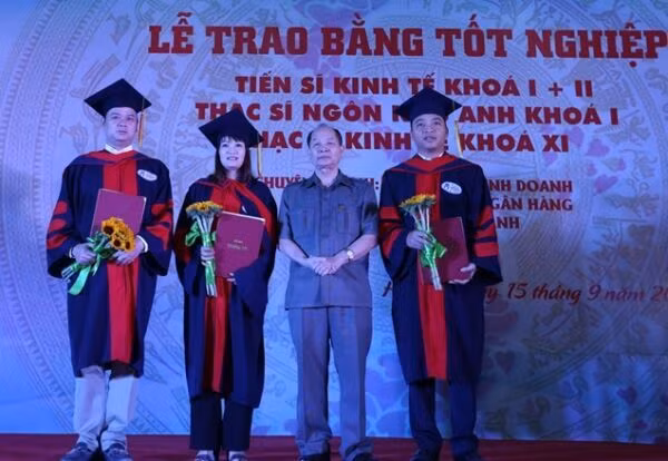 TS. Đỗ Quế Lượng – Phó Hiệu trưởng Thường trực, Phó Chủ tịch Hội đồng quản trị trường Đại học Kinh doanh và Công nghệ Hà Nội trao bằng Tiến sĩ Kinh tế khóa 1 và khóa 2 cho các nghiên cứu sinh