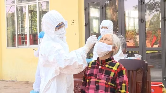 Cán bộ đoàn hỗ trợ Hà Nội lấy mẫu xét nghiệm COVID-19 cho người dân trong cộng đồng tại Lạng Giang. Ảnh: Thiện Tâm.