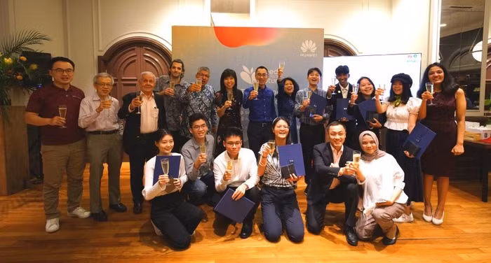 Sinh viên Việt Nam cùng với các sinh viên nước ngoài chiến thắng cuộc thi Hạt Giống cho Tương Lai APAC Tech4Good của Huawei