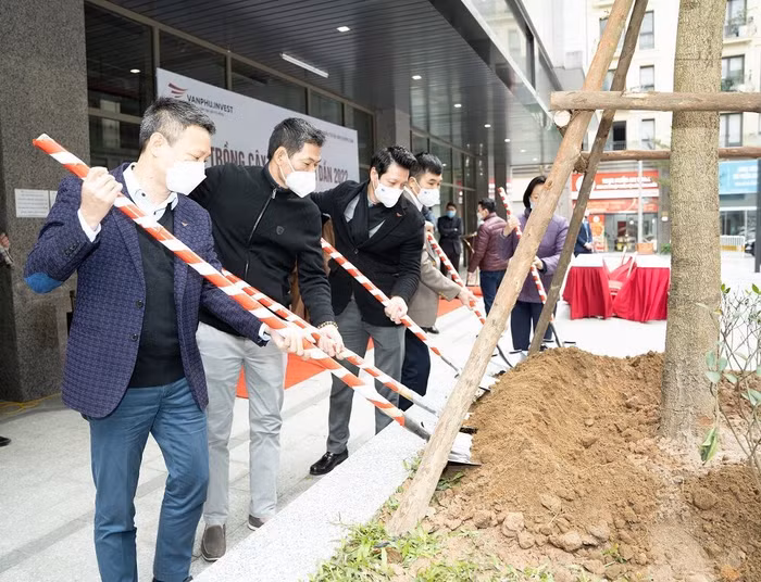 Ban lãnh đạo Văn Phú - Invest trồng cây tại dự án The Terra - An Hưng.