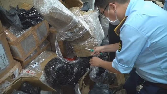 Lực lượng QLTT kiểm tra kho hàng của Công ty TNHH xuất nhập khẩu NMD